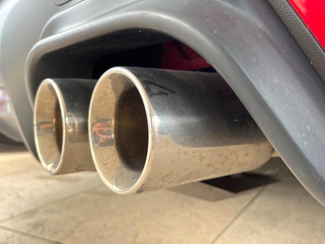 ８６ ＧＴリミテッド　６ＭＴ　ＴＲＤ製マフラー　純正１７インチアルミ　シートヒーター　革／アルカンターラコンビシート　革巻きステアリング　リアフォグランプ　ＨＩＤヘッドライト　純正ナビ　バックカメラ　アルミペダル　ＥＴＣ（4枚目）