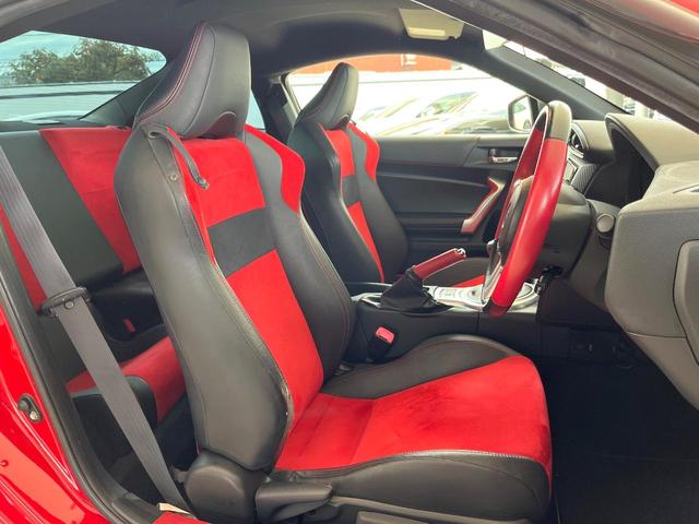 ８６ ＧＴリミテッド　６ＭＴ　ＴＲＤ製マフラー　純正１７インチアルミ　シートヒーター　革／アルカンターラコンビシート　革巻きステアリング　リアフォグランプ　ＨＩＤヘッドライト　純正ナビ　バックカメラ　アルミペダル　ＥＴＣ（9枚目）