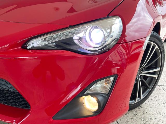 ８６ ＧＴリミテッド　６ＭＴ　ＴＲＤ製マフラー　純正１７インチアルミ　シートヒーター　革／アルカンターラコンビシート　革巻きステアリング　リアフォグランプ　ＨＩＤヘッドライト　純正ナビ　バックカメラ　アルミペダル　ＥＴＣ（13枚目）