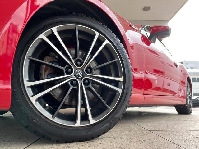 ８６ ＧＴリミテッド　６ＭＴ　ＴＲＤ製マフラー　純正１７インチアルミ　シートヒーター　革／アルカンターラコンビシート　革巻きステアリング　リアフォグランプ　ＨＩＤヘッドライト　純正ナビ　バックカメラ　アルミペダル　ＥＴＣ（14枚目）
