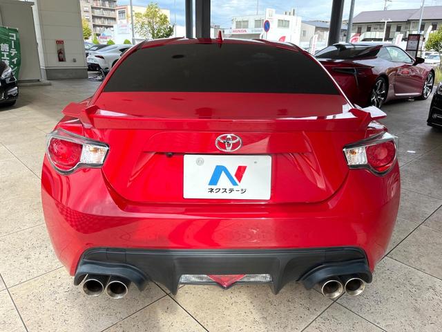 ８６ ＧＴリミテッド　６ＭＴ　ＴＲＤ製マフラー　純正１７インチアルミ　シートヒーター　革／アルカンターラコンビシート　革巻きステアリング　リアフォグランプ　ＨＩＤヘッドライト　純正ナビ　バックカメラ　アルミペダル　ＥＴＣ（16枚目）