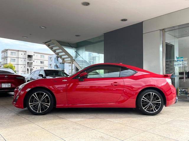 ８６ ＧＴリミテッド　６ＭＴ　ＴＲＤ製マフラー　純正１７インチアルミ　シートヒーター　革／アルカンターラコンビシート　革巻きステアリング　リアフォグランプ　ＨＩＤヘッドライト　純正ナビ　バックカメラ　アルミペダル　ＥＴＣ（25枚目）