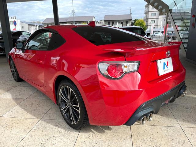 ８６ ＧＴリミテッド　６ＭＴ　ＴＲＤ製マフラー　純正１７インチアルミ　シートヒーター　革／アルカンターラコンビシート　革巻きステアリング　リアフォグランプ　ＨＩＤヘッドライト　純正ナビ　バックカメラ　アルミペダル　ＥＴＣ（27枚目）