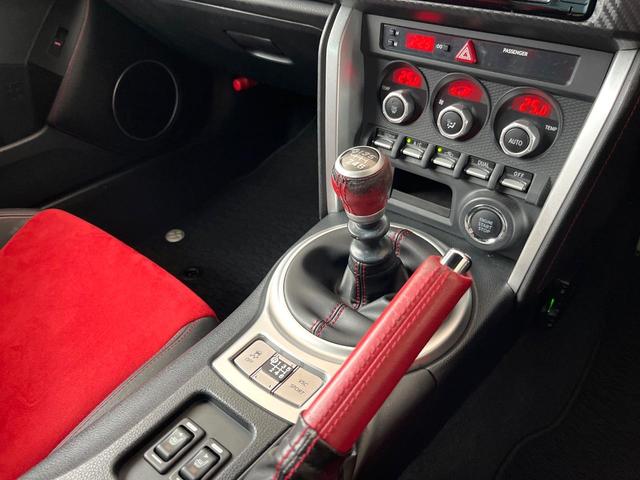 ８６ ＧＴリミテッド　６ＭＴ　ＴＲＤ製マフラー　純正１７インチアルミ　シートヒーター　革／アルカンターラコンビシート　革巻きステアリング　リアフォグランプ　ＨＩＤヘッドライト　純正ナビ　バックカメラ　アルミペダル　ＥＴＣ（49枚目）