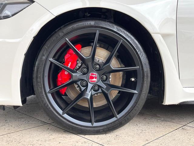 シビック タイプＲ　６ＭＴ　ホンダセンシング　純正１９インチアルミ　ドライブモードスイッチ　フルＬＥＤヘッドライト　アルカンターラ巻きステアリング　レッドラックススエードスポーツシート　ホンダコネクトナビ　ＥＴＣ２．０（8枚目）