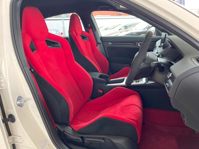 シビック タイプＲ　６ＭＴ　ホンダセンシング　純正１９インチアルミ　ドライブモードスイッチ　フルＬＥＤヘッドライト　アルカンターラ巻きステアリング　レッドラックススエードスポーツシート　ホンダコネクトナビ　ＥＴＣ２．０（9枚目）
