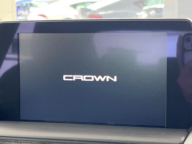 クラウンハイブリッド Ｓ　Ｃパッケージ　セーフティセンス　ブラインドスポットモニター　イージークローザー　パドルシフト　純正１７インチアルミ　革巻きステアリング　ブラックファブリックシート　パワーシート　シートヒーター　純正ＳＤナビ　ＥＴＣ（6枚目）
