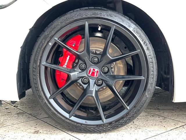 シビック タイプR 6MT ターボ トリプルマフラー バックカメラ ホンダセンシング 純正19インチアルミ 左右独立オートエアコン アルカンターラ巻きステアリング レッドラックススエードスポーツシート ホンダコネクトナビ(7枚目)