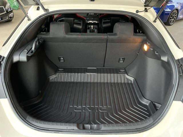 シビック タイプR 6MT ターボ トリプルマフラー バックカメラ ホンダセンシング 純正19インチアルミ 左右独立オートエアコン アルカンターラ巻きステアリング レッドラックススエードスポーツシート ホンダコネクトナビ(12枚目)