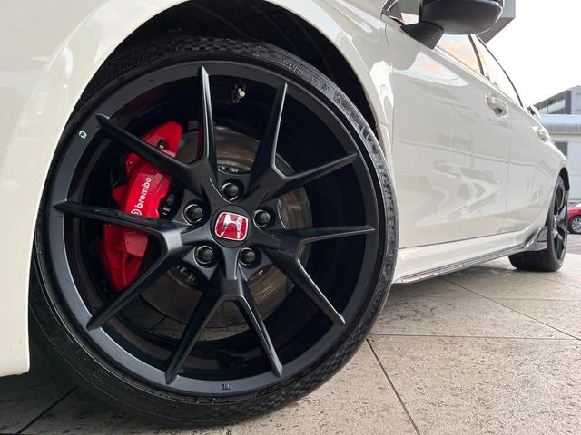 シビック タイプR 6MT ターボ トリプルマフラー バックカメラ ホンダセンシング 純正19インチアルミ 左右独立オートエアコン アルカンターラ巻きステアリング レッドラックススエードスポーツシート ホンダコネクトナビ(15枚目)