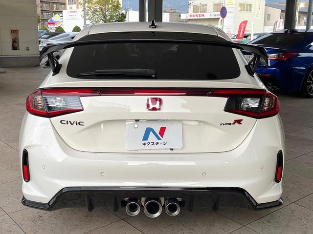 シビック タイプR 6MT ターボ トリプルマフラー バックカメラ ホンダセンシング 純正19インチアルミ 左右独立オートエアコン アルカンターラ巻きステアリング レッドラックススエードスポーツシート ホンダコネクトナビ(17枚目)