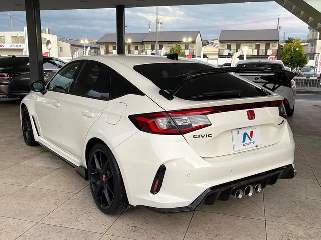 シビック タイプR 6MT ターボ トリプルマフラー バックカメラ ホンダセンシング 純正19インチアルミ 左右独立オートエアコン アルカンターラ巻きステアリング レッドラックススエードスポーツシート ホンダコネクトナビ(26枚目)