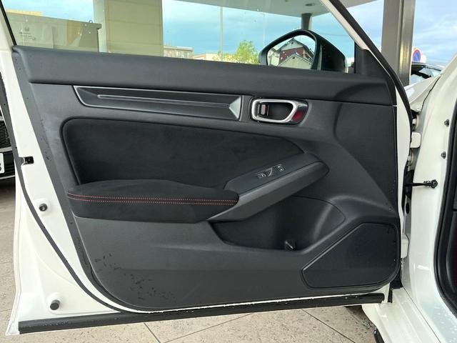 シビック タイプR 6MT ターボ トリプルマフラー バックカメラ ホンダセンシング 純正19インチアルミ 左右独立オートエアコン アルカンターラ巻きステアリング レッドラックススエードスポーツシート ホンダコネクトナビ(33枚目)