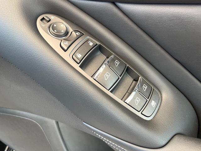 スカイライン ３５０ＧＴ　ＦＯＵＲ　ハイブリッド　タイプＰ　アラウンドビューモニター　エマージェンシーブレーキ　インテリジェントクルーズコントロール　純正１７インチアルミ　メモリー機能付きパワーシート　黒革シート　シートヒーター　革巻きステアリング　純正ナビ（24枚目）