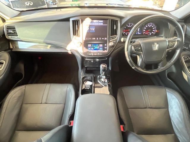 クラウン アスリートG パノラミックビューモニター プリクラッシュセーフティシステム レーダークルーズコントロール クリアランスソナー 黒革シート メモリー機能付きパワーシート 純正18インチアルミ イージークローザー 禁煙(2枚目)