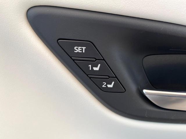 クラウンハイブリッド ＲＳアドバンス　パノラミックビューモニター　白革シート　デジタルインナーミラー　ブラインドスポットモニター　リヤクロストラフィックオートブレーキ　純正１８インチアルミ　パドルシフト　メモリー機能付きパワーシート　禁煙（4枚目）