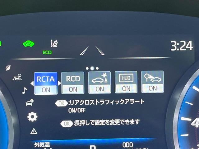 クラウンハイブリッド ＲＳアドバンス　パノラミックビューモニター　白革シート　デジタルインナーミラー　ブラインドスポットモニター　リヤクロストラフィックオートブレーキ　純正１８インチアルミ　パドルシフト　メモリー機能付きパワーシート　禁煙（5枚目）