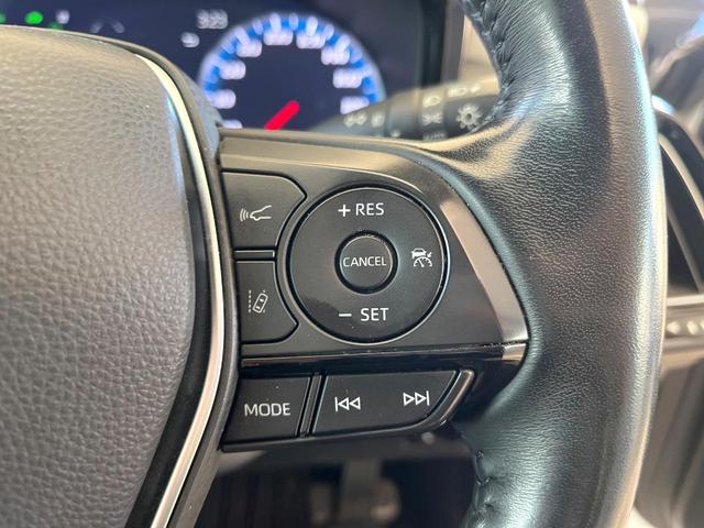 クラウンハイブリッド ＲＳアドバンス　パノラミックビューモニター　白革シート　デジタルインナーミラー　ブラインドスポットモニター　リヤクロストラフィックオートブレーキ　純正１８インチアルミ　パドルシフト　メモリー機能付きパワーシート　禁煙（6枚目）