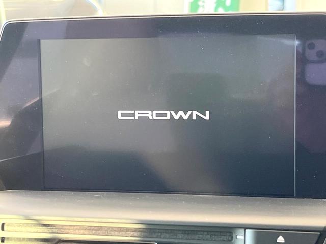 クラウンハイブリッド ＲＳアドバンス　パノラミックビューモニター　白革シート　デジタルインナーミラー　ブラインドスポットモニター　リヤクロストラフィックオートブレーキ　純正１８インチアルミ　パドルシフト　メモリー機能付きパワーシート　禁煙（8枚目）