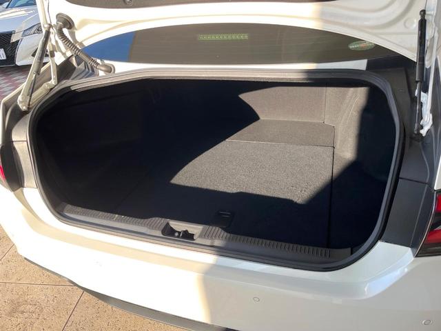 クラウンハイブリッド ＲＳアドバンス　パノラミックビューモニター　白革シート　デジタルインナーミラー　ブラインドスポットモニター　リヤクロストラフィックオートブレーキ　純正１８インチアルミ　パドルシフト　メモリー機能付きパワーシート　禁煙（11枚目）