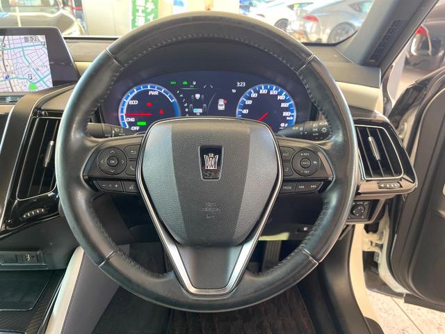 クラウンハイブリッド ＲＳアドバンス　パノラミックビューモニター　白革シート　デジタルインナーミラー　ブラインドスポットモニター　リヤクロストラフィックオートブレーキ　純正１８インチアルミ　パドルシフト　メモリー機能付きパワーシート　禁煙（12枚目）