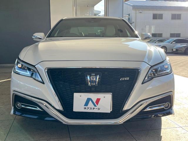 クラウンハイブリッド ＲＳアドバンス　パノラミックビューモニター　白革シート　デジタルインナーミラー　ブラインドスポットモニター　リヤクロストラフィックオートブレーキ　純正１８インチアルミ　パドルシフト　メモリー機能付きパワーシート　禁煙（15枚目）