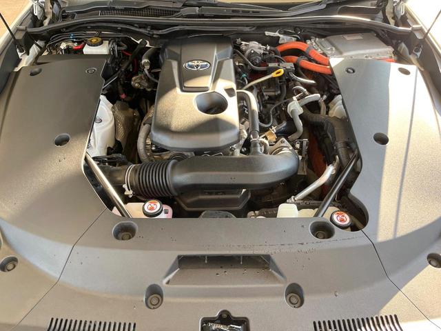 クラウンハイブリッド ＲＳアドバンス　パノラミックビューモニター　白革シート　デジタルインナーミラー　ブラインドスポットモニター　リヤクロストラフィックオートブレーキ　純正１８インチアルミ　パドルシフト　メモリー機能付きパワーシート　禁煙（19枚目）