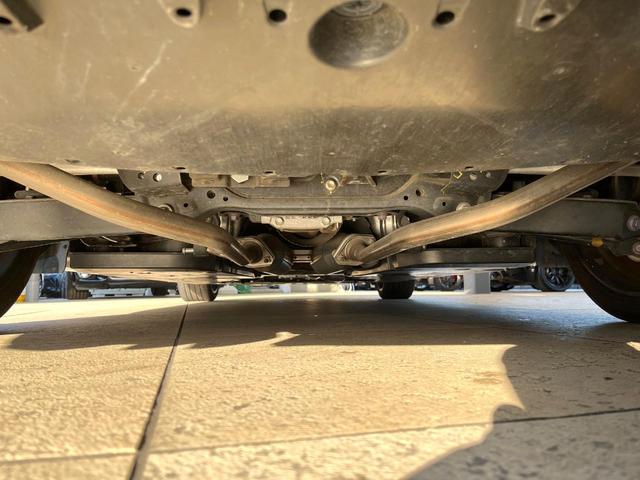 クラウンハイブリッド ＲＳアドバンス　パノラミックビューモニター　白革シート　デジタルインナーミラー　ブラインドスポットモニター　リヤクロストラフィックオートブレーキ　純正１８インチアルミ　パドルシフト　メモリー機能付きパワーシート　禁煙（20枚目）