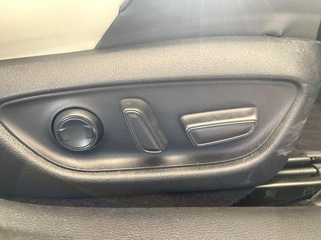 クラウンハイブリッド ＲＳアドバンス　パノラミックビューモニター　白革シート　デジタルインナーミラー　ブラインドスポットモニター　リヤクロストラフィックオートブレーキ　純正１８インチアルミ　パドルシフト　メモリー機能付きパワーシート　禁煙（24枚目）