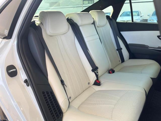 クラウンハイブリッド ＲＳアドバンス　パノラミックビューモニター　白革シート　デジタルインナーミラー　ブラインドスポットモニター　リヤクロストラフィックオートブレーキ　純正１８インチアルミ　パドルシフト　メモリー機能付きパワーシート　禁煙（25枚目）