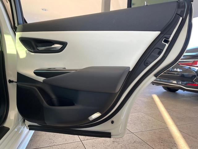 クラウンハイブリッド ＲＳアドバンス　パノラミックビューモニター　白革シート　デジタルインナーミラー　ブラインドスポットモニター　リヤクロストラフィックオートブレーキ　純正１８インチアルミ　パドルシフト　メモリー機能付きパワーシート　禁煙（26枚目）