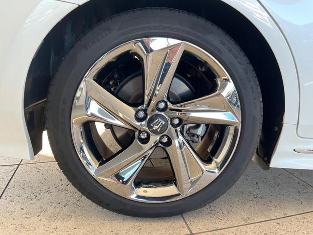 クラウンハイブリッド ＲＳアドバンス　パノラミックビューモニター　白革シート　デジタルインナーミラー　ブラインドスポットモニター　リヤクロストラフィックオートブレーキ　純正１８インチアルミ　パドルシフト　メモリー機能付きパワーシート　禁煙（27枚目）