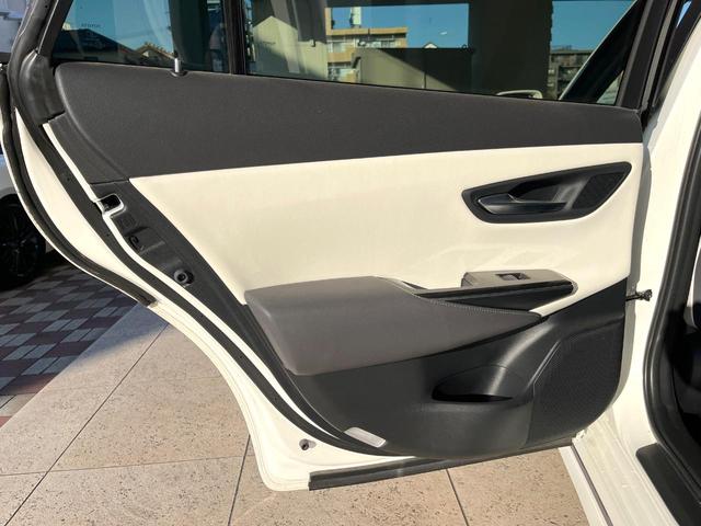 クラウンハイブリッド ＲＳアドバンス　パノラミックビューモニター　白革シート　デジタルインナーミラー　ブラインドスポットモニター　リヤクロストラフィックオートブレーキ　純正１８インチアルミ　パドルシフト　メモリー機能付きパワーシート　禁煙（29枚目）