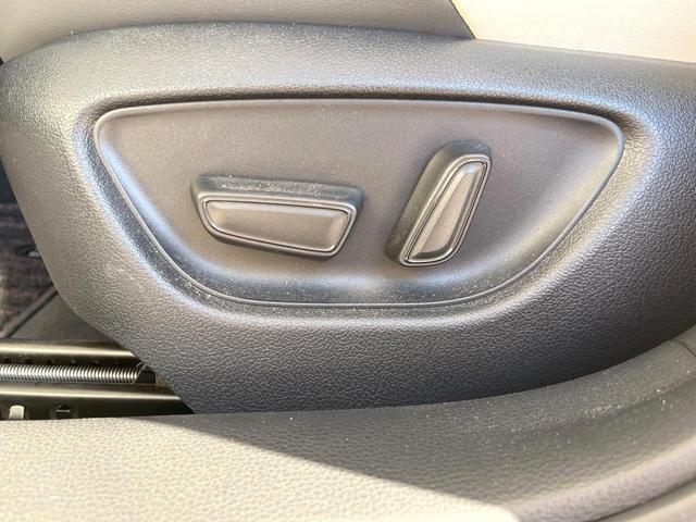 クラウンハイブリッド ＲＳアドバンス　パノラミックビューモニター　白革シート　デジタルインナーミラー　ブラインドスポットモニター　リヤクロストラフィックオートブレーキ　純正１８インチアルミ　パドルシフト　メモリー機能付きパワーシート　禁煙（32枚目）