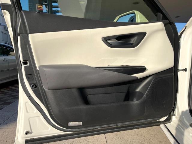 クラウンハイブリッド ＲＳアドバンス　パノラミックビューモニター　白革シート　デジタルインナーミラー　ブラインドスポットモニター　リヤクロストラフィックオートブレーキ　純正１８インチアルミ　パドルシフト　メモリー機能付きパワーシート　禁煙（33枚目）