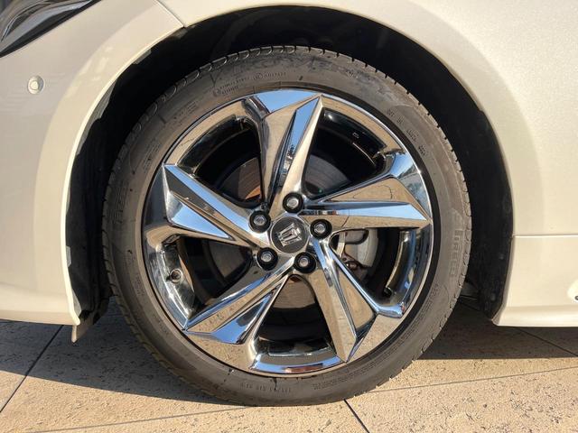 クラウンハイブリッド ＲＳアドバンス　パノラミックビューモニター　白革シート　デジタルインナーミラー　ブラインドスポットモニター　リヤクロストラフィックオートブレーキ　純正１８インチアルミ　パドルシフト　メモリー機能付きパワーシート　禁煙（34枚目）