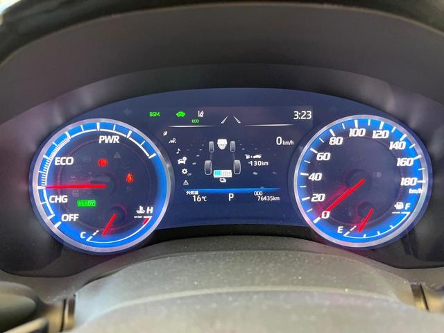 クラウンハイブリッド ＲＳアドバンス　パノラミックビューモニター　白革シート　デジタルインナーミラー　ブラインドスポットモニター　リヤクロストラフィックオートブレーキ　純正１８インチアルミ　パドルシフト　メモリー機能付きパワーシート　禁煙（42枚目）