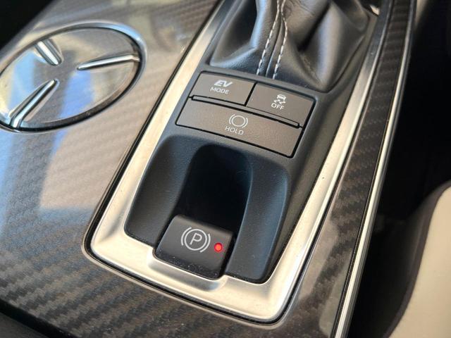 クラウンハイブリッド ＲＳアドバンス　パノラミックビューモニター　白革シート　デジタルインナーミラー　ブラインドスポットモニター　リヤクロストラフィックオートブレーキ　純正１８インチアルミ　パドルシフト　メモリー機能付きパワーシート　禁煙（47枚目）
