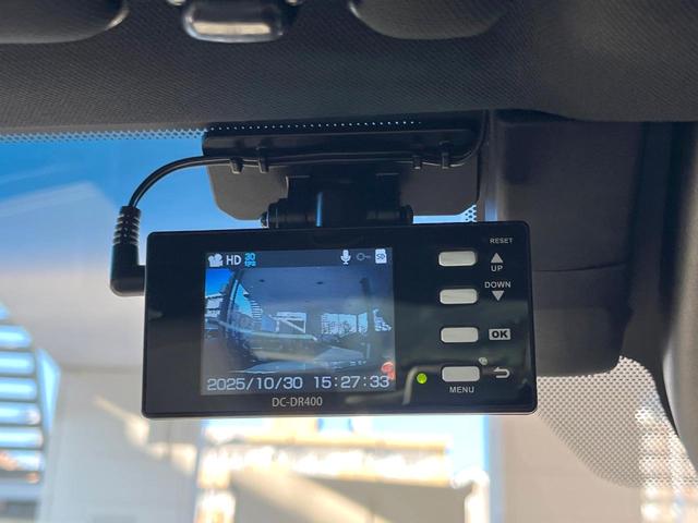 クラウンハイブリッド ＲＳアドバンス　パノラミックビューモニター　白革シート　デジタルインナーミラー　ブラインドスポットモニター　リヤクロストラフィックオートブレーキ　純正１８インチアルミ　パドルシフト　メモリー機能付きパワーシート　禁煙（51枚目）