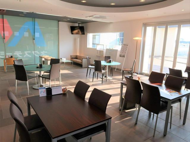 クラウンハイブリッド ＲＳアドバンス　パノラミックビューモニター　白革シート　デジタルインナーミラー　ブラインドスポットモニター　リヤクロストラフィックオートブレーキ　純正１８インチアルミ　パドルシフト　メモリー機能付きパワーシート　禁煙（70枚目）