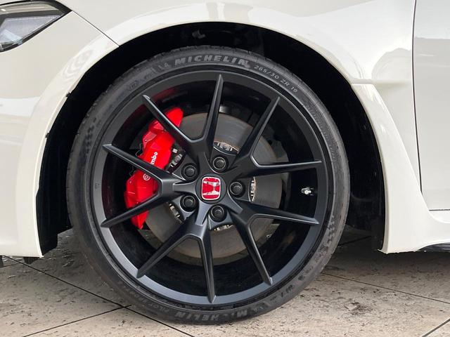 シビック タイプR レーシングブラックパッケージ 6MT ターボ ホンダセンシング 大型リヤスポイラー ブレンボ製キャリパー 純正19インチアルミ 専用スポーツシート ホンダコネクトディスプレイ バックカメラ LEDヘッドライト ETC2.0(6枚目)