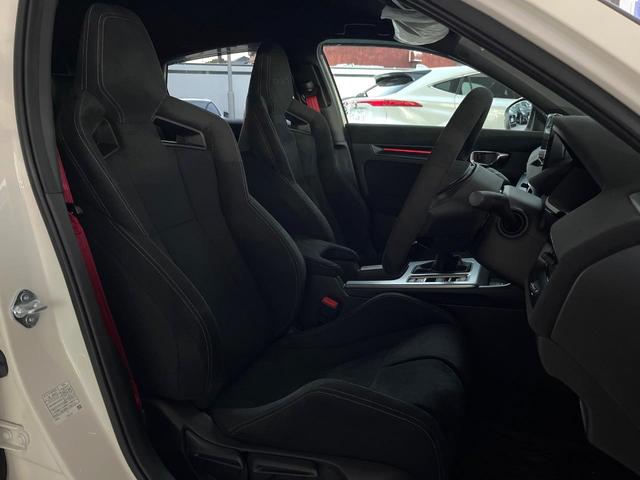 シビック タイプR レーシングブラックパッケージ 6MT ターボ ホンダセンシング 大型リヤスポイラー ブレンボ製キャリパー 純正19インチアルミ 専用スポーツシート ホンダコネクトディスプレイ バックカメラ LEDヘッドライト ETC2.0(9枚目)