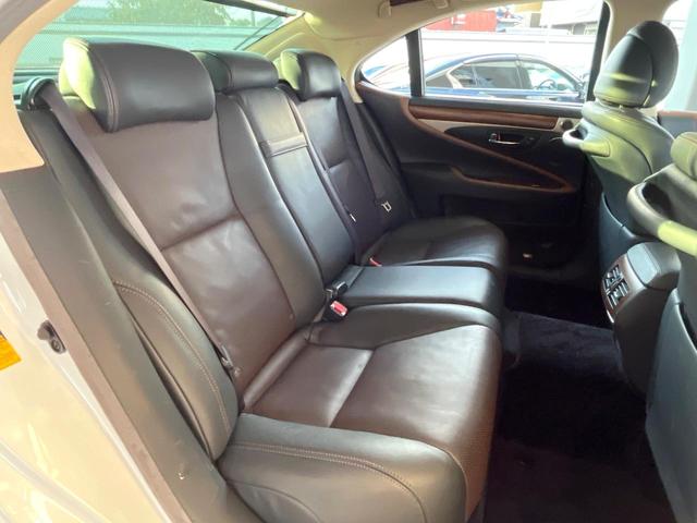 LS LS600h バージョンL マークレビンソンサウンド プリクラッシュセーフティシステム レーダークルーズコントロール レーンキープアシスト パワートランクリッド 純正18インチアルミ 黒革シート メモリー機能付きパワーシート(9枚目)