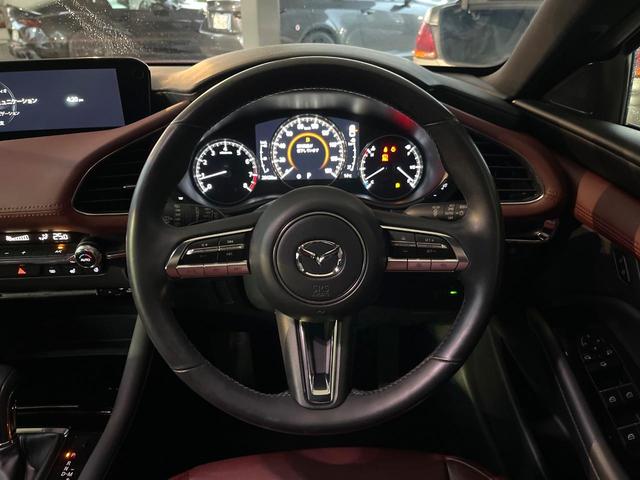 MAZDA3ファストバック 20Sバーガンディ セレクション 360度セーフティパッケージ レッドパーフォレーション革シート スマートブレーキサポート レーダークルーズコントロール ブラインドスポットモニタリング 純正18インチアルミ シートヒーター 純正ナビ(11枚目)