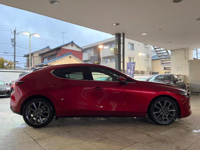 MAZDA3ファストバック 20Sバーガンディ セレクション 360度セーフティパッケージ レッドパーフォレーション革シート スマートブレーキサポート レーダークルーズコントロール ブラインドスポットモニタリング 純正18インチアルミ シートヒーター 純正ナビ(27枚目)