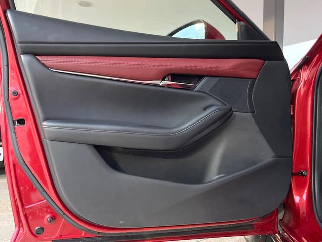 MAZDA3ファストバック 20Sバーガンディ セレクション 360度セーフティパッケージ レッドパーフォレーション革シート スマートブレーキサポート レーダークルーズコントロール ブラインドスポットモニタリング 純正18インチアルミ シートヒーター 純正ナビ(28枚目)