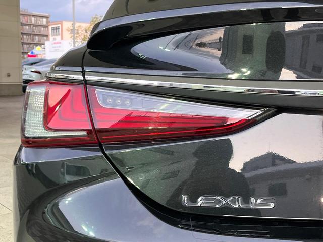 ＥＳ ＥＳ３００ｈ　バージョンＬ　デジタルインナーミラー　パノラミックビューモニター　マークレビンソンサウンド　ムーンルーフ　ブラインドスポット　パドルシフト　純正１８インチアルミ　メモリー機能付きパワーシート　パワートランクリッド（28枚目）