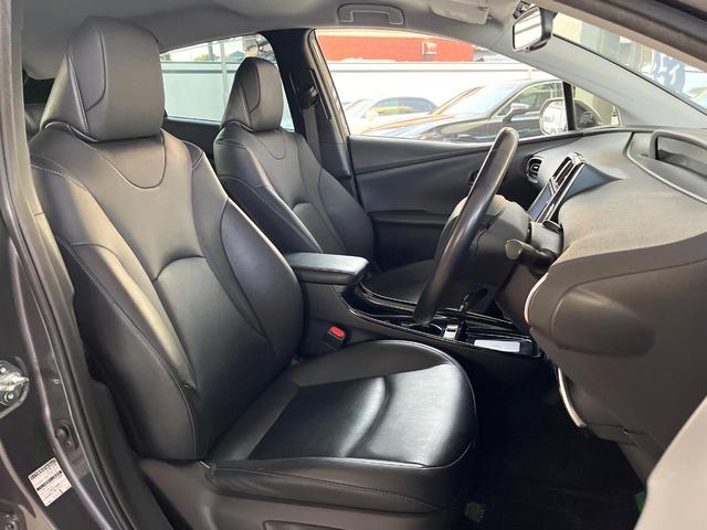 プリウス Ａツーリングセレクション　モデリスタエアロ　プリクラッシュセーフティ　レーダークルーズコントロール　ブラインドスポットモニター　純正１７インチアルミ　黒革シート　シートヒーター　ＬＥＤヘッドライト＆フォグ　パワーシート　ＥＴＣ（10枚目）