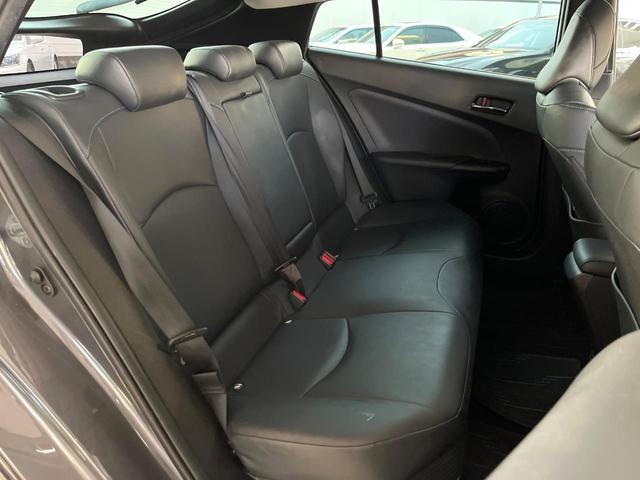 プリウス Ａツーリングセレクション　モデリスタエアロ　プリクラッシュセーフティ　レーダークルーズコントロール　ブラインドスポットモニター　純正１７インチアルミ　黒革シート　シートヒーター　ＬＥＤヘッドライト＆フォグ　パワーシート　ＥＴＣ（11枚目）