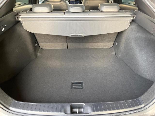 プリウス Ａツーリングセレクション　モデリスタエアロ　プリクラッシュセーフティ　レーダークルーズコントロール　ブラインドスポットモニター　純正１７インチアルミ　黒革シート　シートヒーター　ＬＥＤヘッドライト＆フォグ　パワーシート　ＥＴＣ（12枚目）